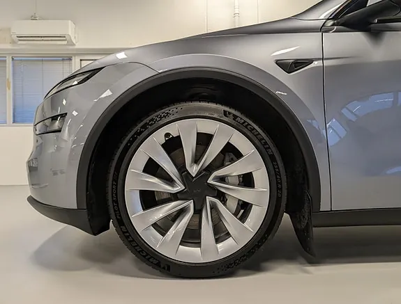Tesla Model Y 2025 photo 4