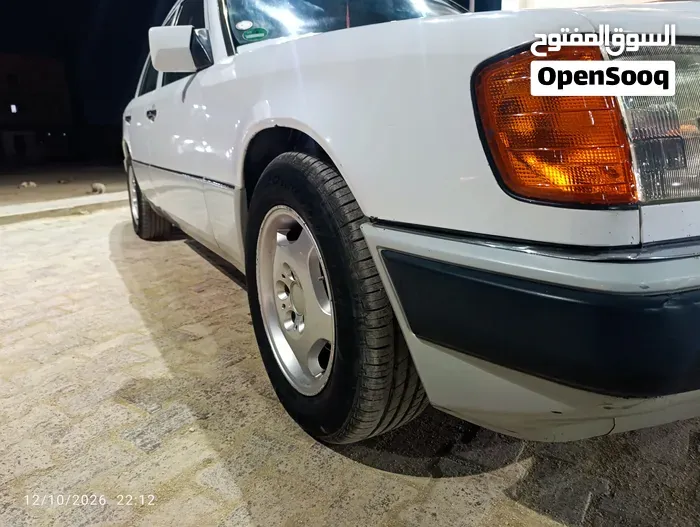 Mercedes-Benz E-Class 1986 photo 3