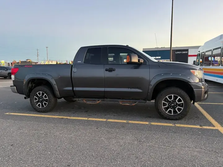 Toyota Tundra 2011 photo 3
