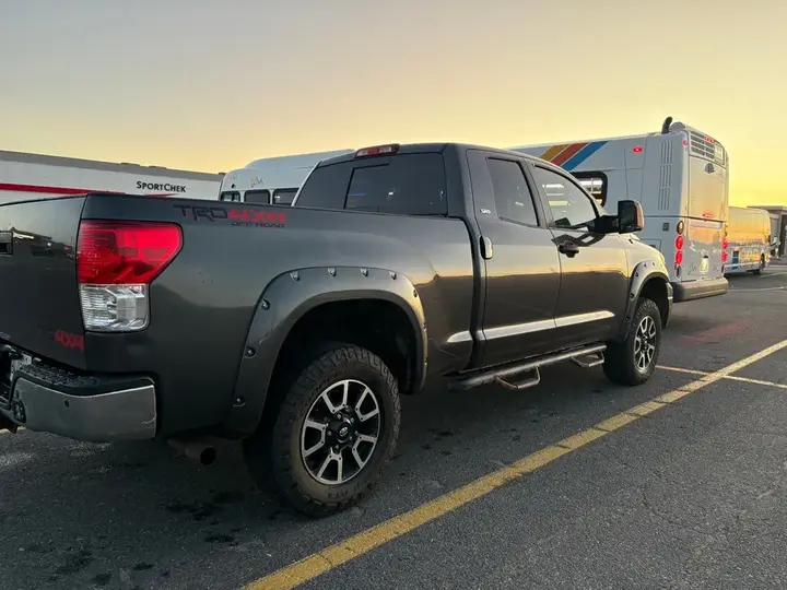 Toyota Tundra 2011 photo 2
