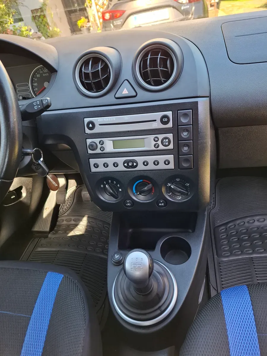 Ford Fiesta 2005 photo 2