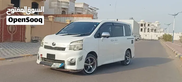 Toyota Voxy 2011 photo 3