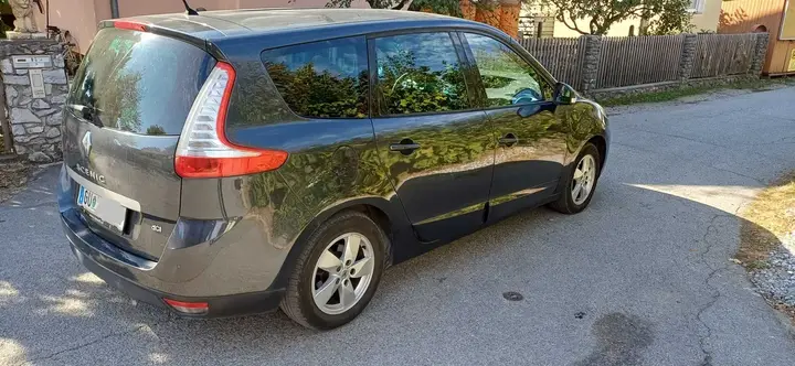 Renault Grand Scénic 2011 photo 2