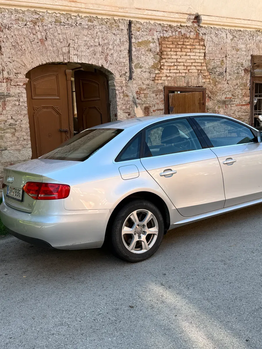 Audi A4 2011 photo 2