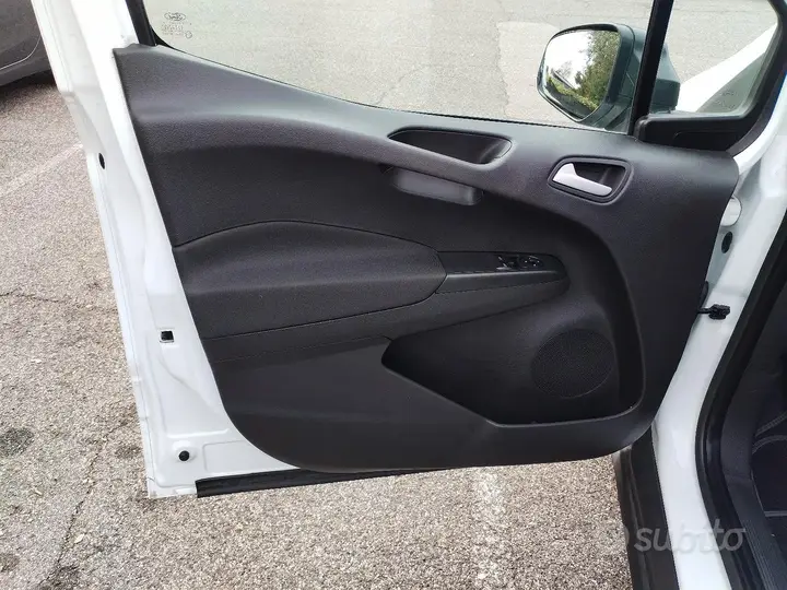 Ford Transit Courier 2023 photo 2