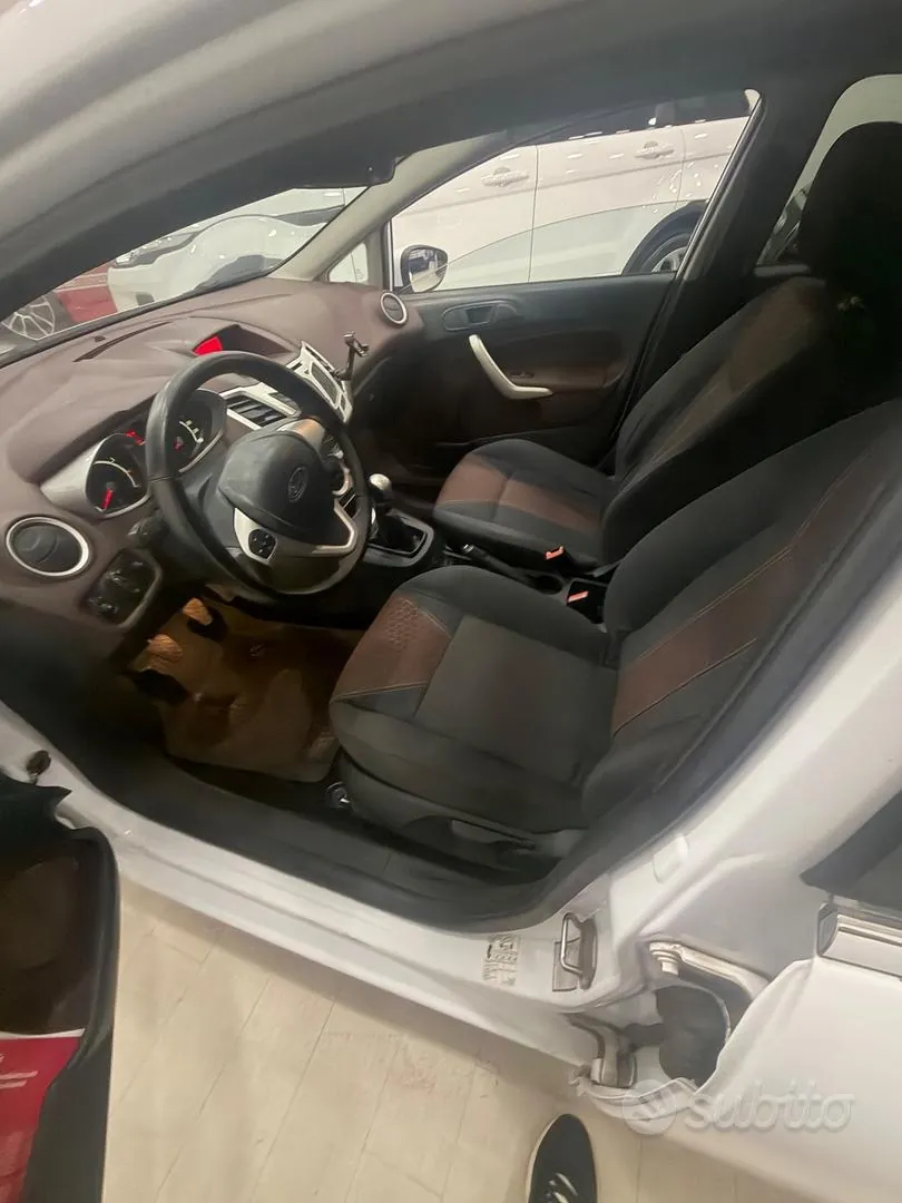 Ford Fiesta 2010 photo 4