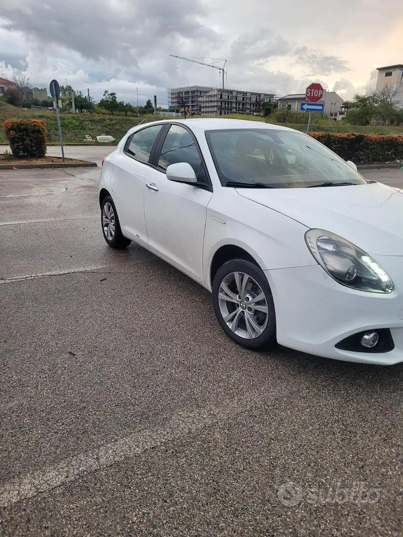 Alfa Romeo Giulietta 2013 photo 2