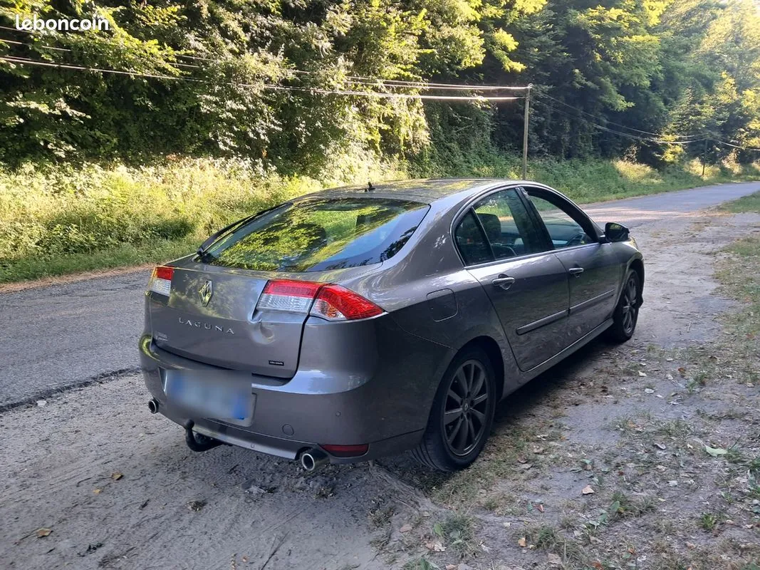Renault Laguna 2010 photo 2