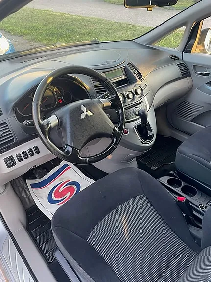 Mitsubishi Grandis 2010 photo 4