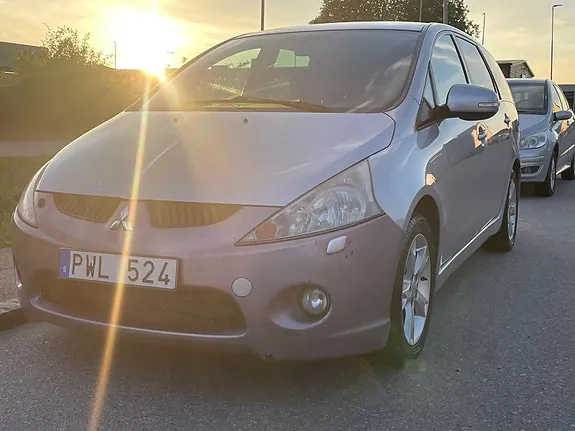 Mitsubishi Grandis 2010 photo 2