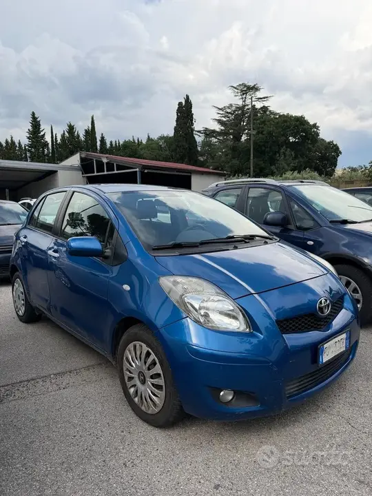 Toyota Yaris 2011 photo 2