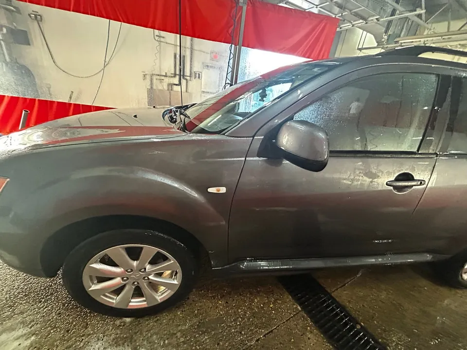 Mitsubishi Outlander 2011 photo 2