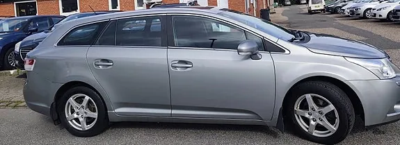 Toyota Avensis 2010 photo 2