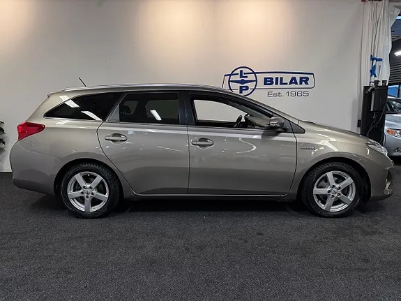 Toyota Auris 2014 photo 2