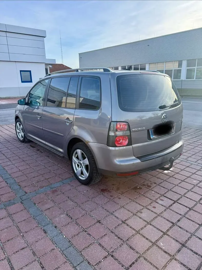 Volkswagen Touran 2010 photo 2