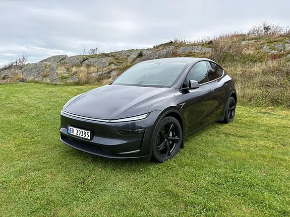 Tesla Model Y 2026 photo 2