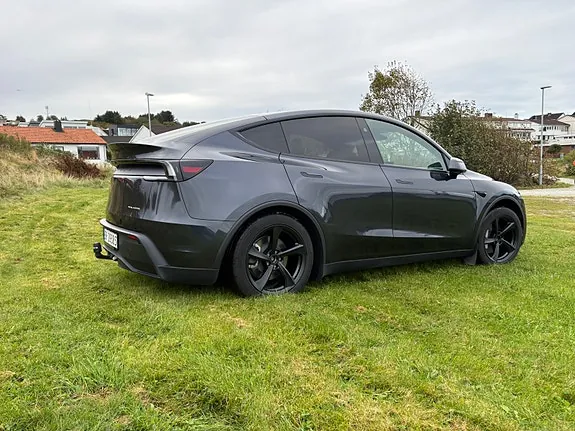 Tesla Model Y 2026 photo 5