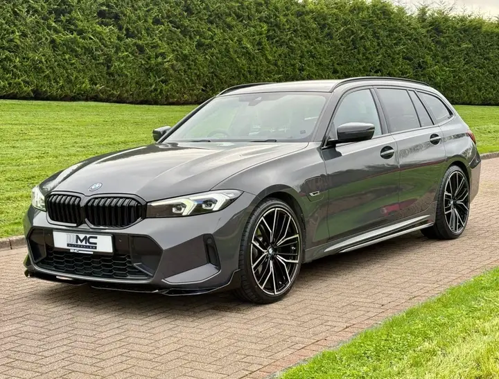 BMW 3 Series 2023 photo 2