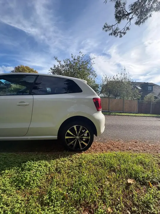 Volkswagen Polo 2011 photo 2