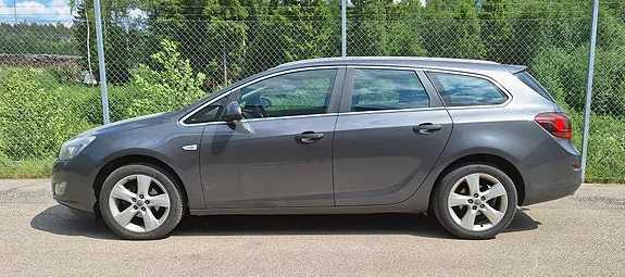 Opel Astra 2011 photo 2