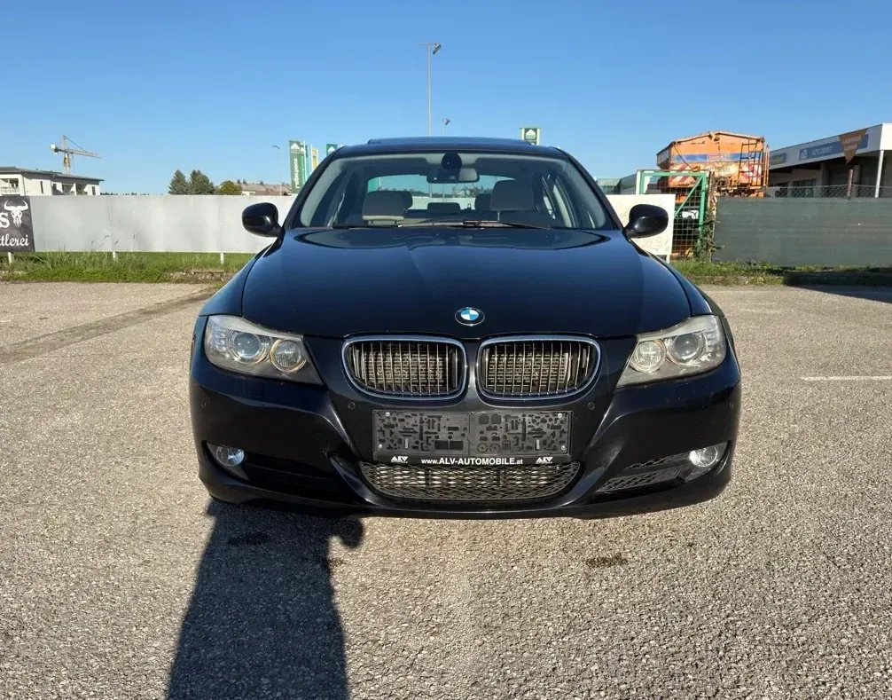 BMW 3 Series 2011 photo 2