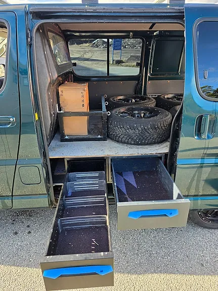 Toyota Hiace 2011 photo 2