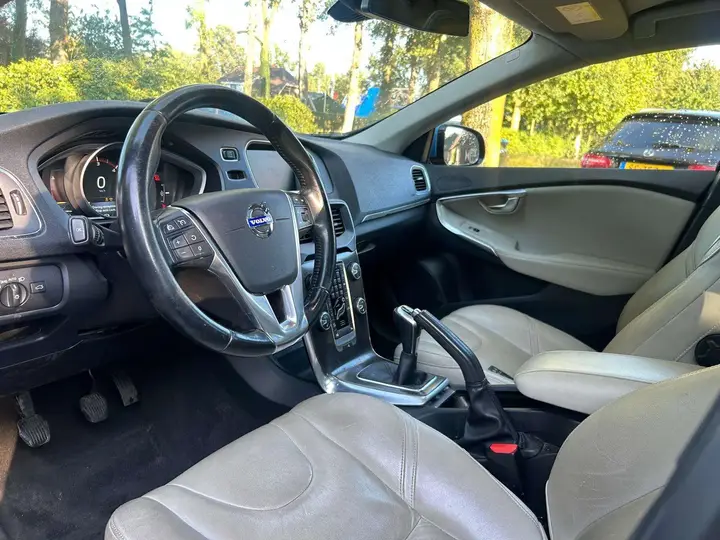 Volvo V40 2014 photo 2