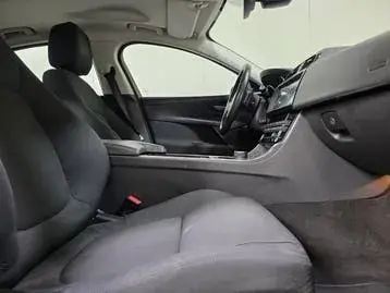 Jaguar Xe 2019 photo 2