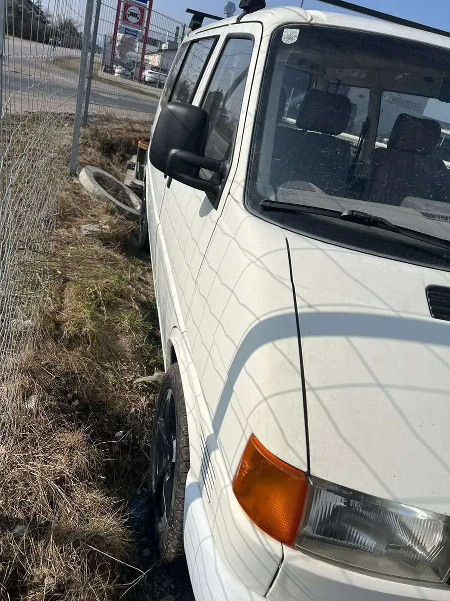 Volkswagen T4 1998 photo 2