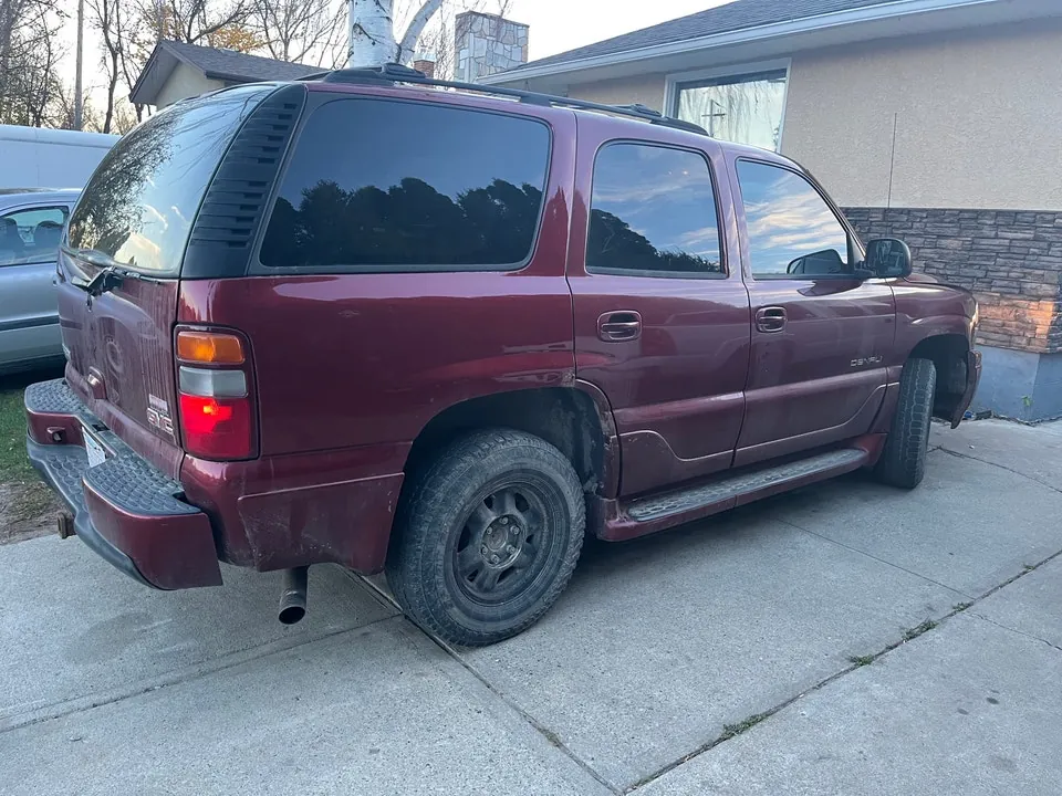 GMC Yukon 2003 photo 2