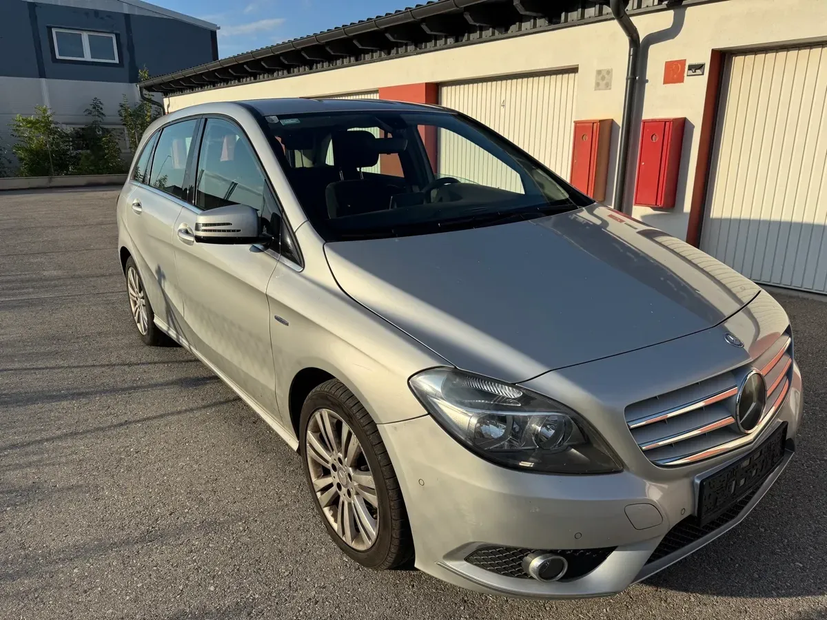 Mercedes-Benz B-Class 2012 photo 2