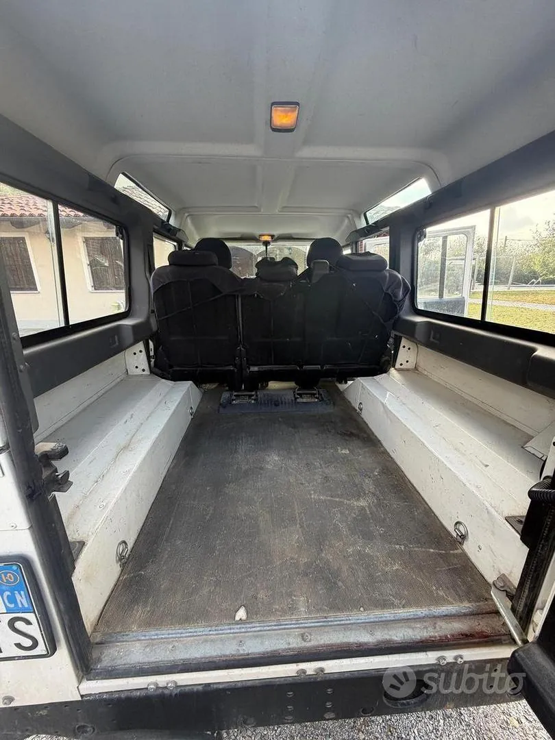 Land Rover Defender 2010 photo 3