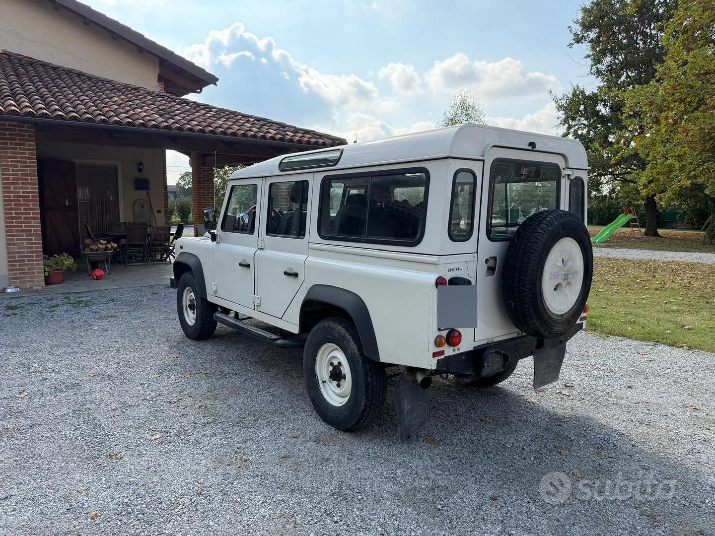 Land Rover Defender 2010 photo 2