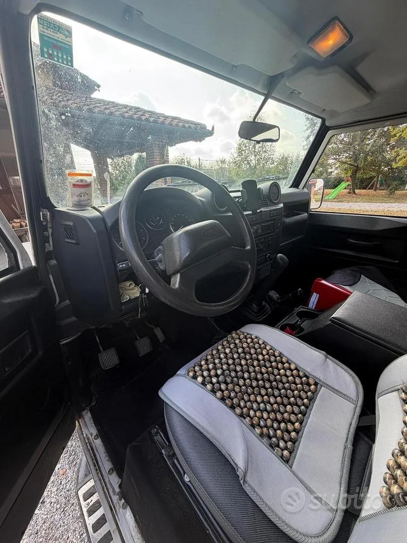 Land Rover Defender 2010 photo 5