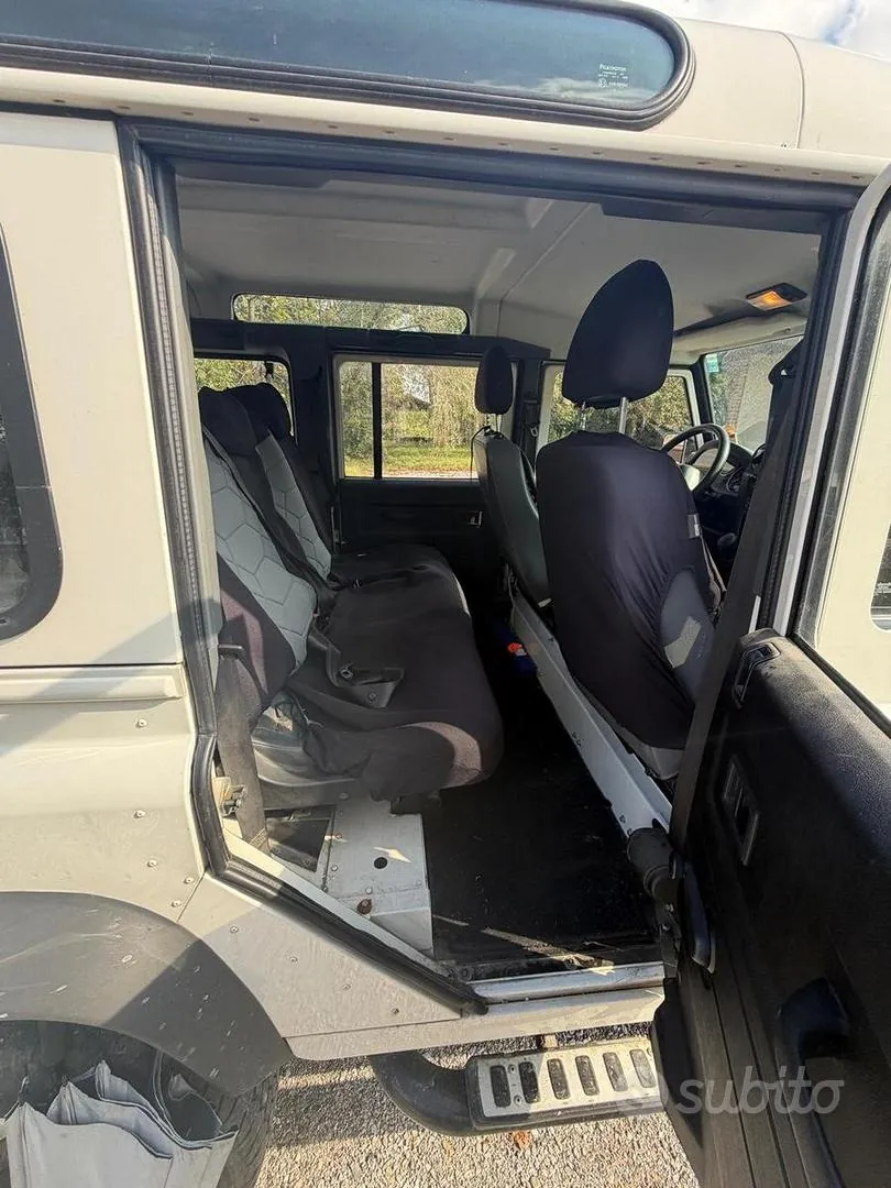 Land Rover Defender 2010 photo 4