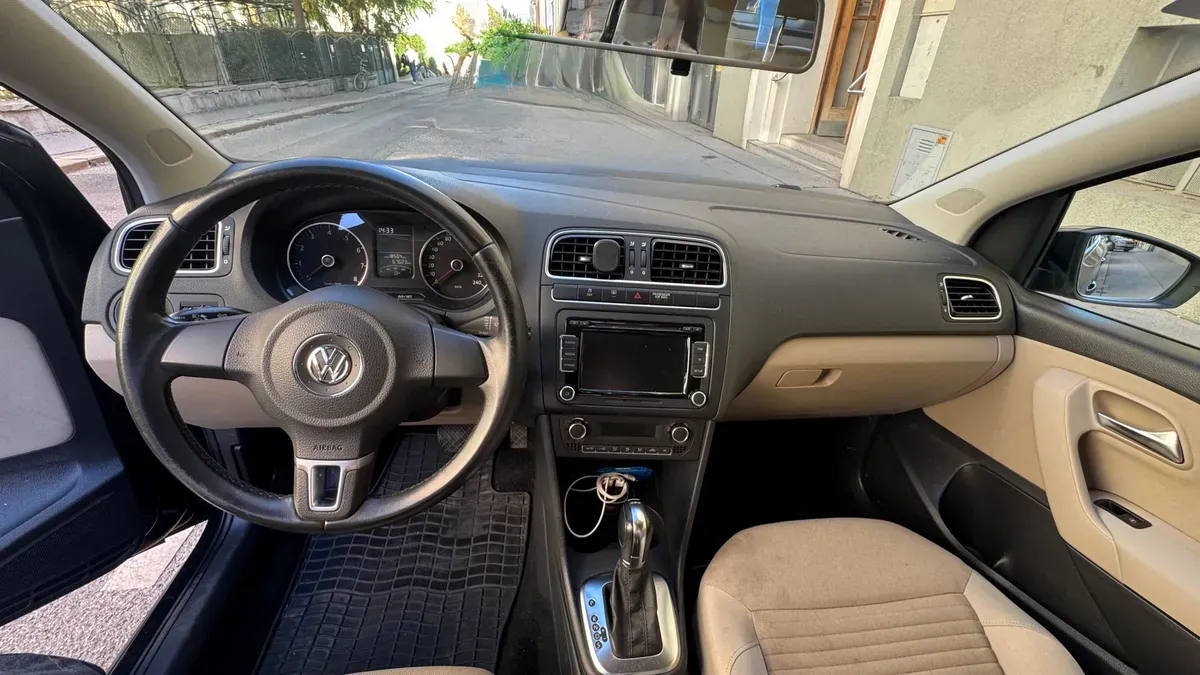 Volkswagen Polo 2012 photo 2