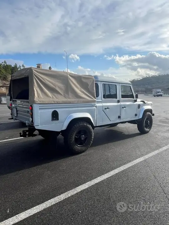 Land Rover Defender 2010 photo 3