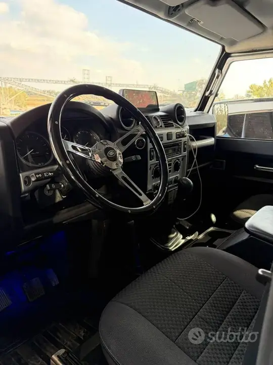Land Rover Defender 2010 photo 5