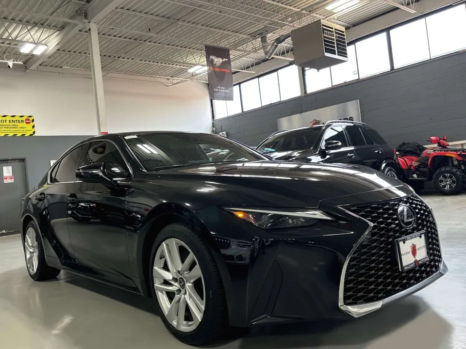Lexus Is 300 2022 photo 2