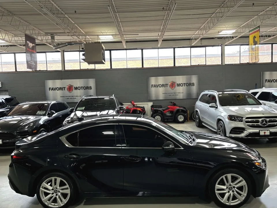 Lexus Is 300 2022 photo 3