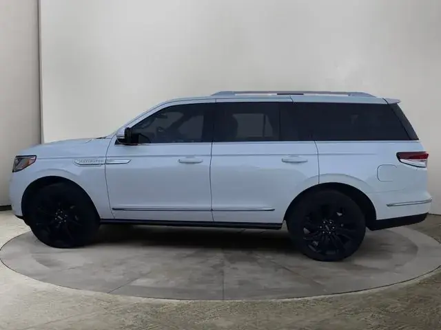 Lincoln Navigator 2023 photo 2
