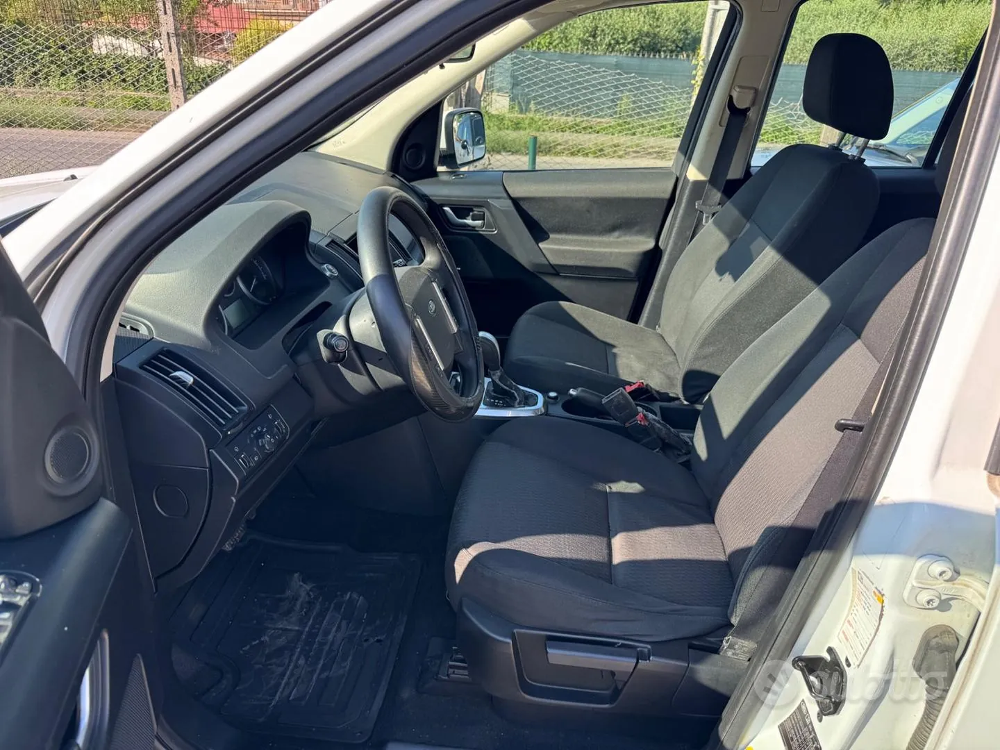 Land Rover Freelander 2011 photo 4