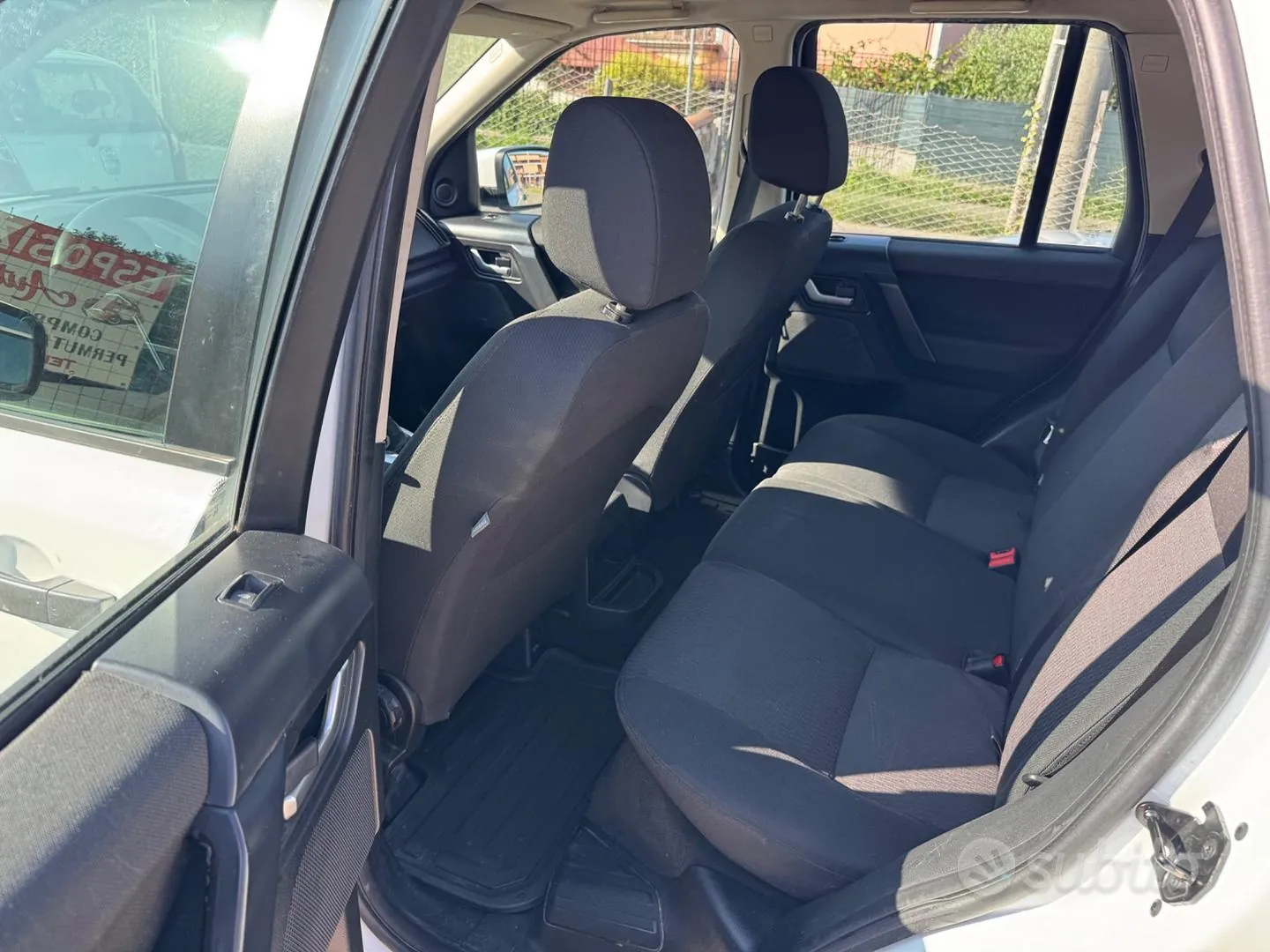 Land Rover Freelander 2011 photo 3