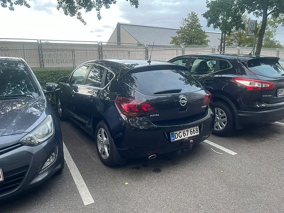 Opel Astra 2010 photo 2