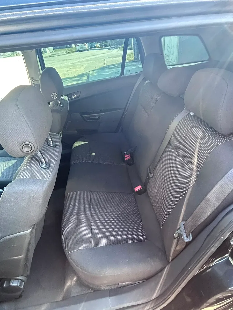 Opel Astra 2009 photo 2
