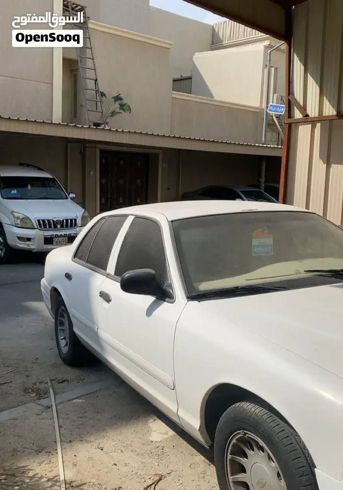 Ford Crown Victoria 2002 photo 2