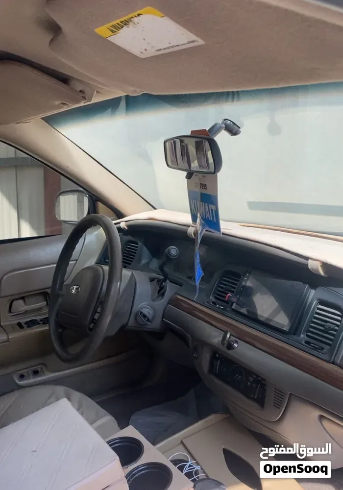 Ford Crown Victoria 2002 photo 3