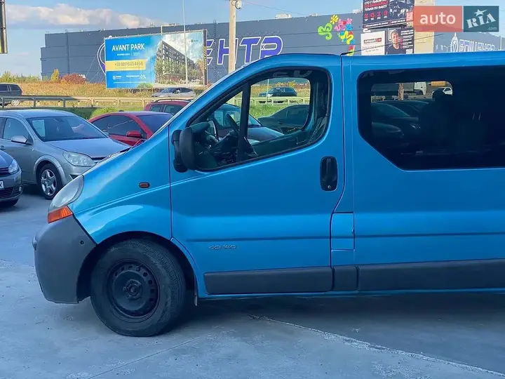 Renault Trafic 2004 photo 2
