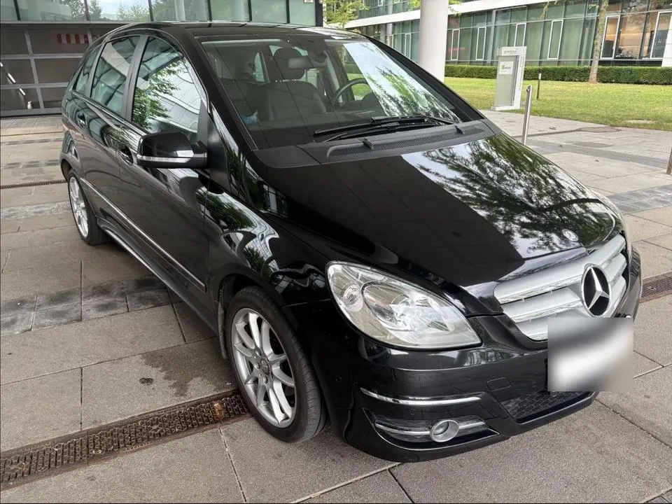 Mercedes-Benz B180