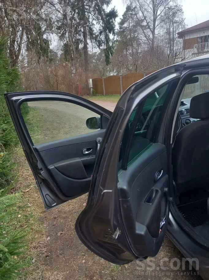 Renault Clio 2010 photo 2